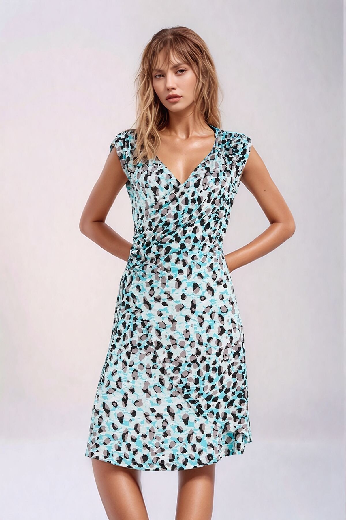 Kadın Turkuaz Leopar Desenli Belden Büzgü Detay Kruvaze Yaka Örme Viskon Şık Curve Elbise