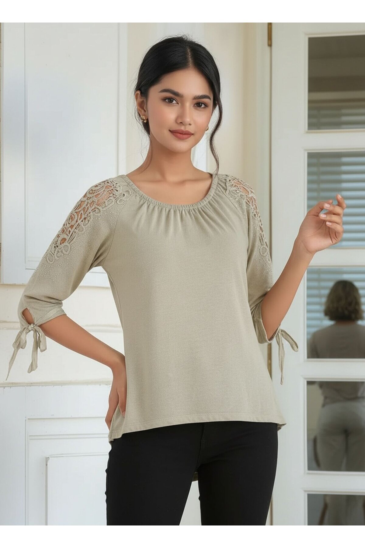 Kadın Bisiket Yaka Truvakar Kol Omuz ve Kol Güpür Taşlı Tasarım Detay Yazlık Tshirt Bluz