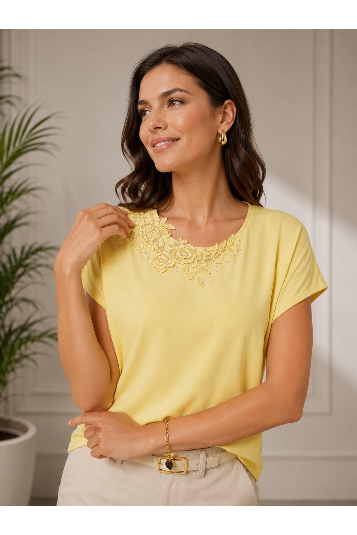 Kadın Bisiklet Yaka Kısa Kol Yakası Taş ve Gül Güpür Detay Tshirt Bluz