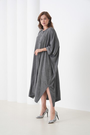 Kadın Tesettüre Uygun Önden Düğmeli Asimetrik Kesim Yarasa Kol Şık Geniş Kalıp Panço Ceket