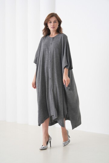 Kadın Tesettüre Uygun Önden Düğmeli Asimetrik Kesim Yarasa Kol Şık Geniş Kalıp Panço Ceket