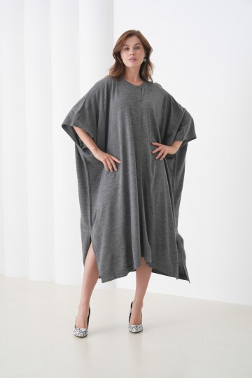 Kadın Tesettüre Uygun Önden Düğmeli Asimetrik Kesim Yarasa Kol Şık Geniş Kalıp Panço Ceket