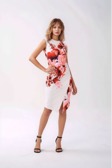 Kadın Asimetrik Etek Yırtmaçlı Çiçekli Büyük Beden Curve Şık Kolsuz Elbise